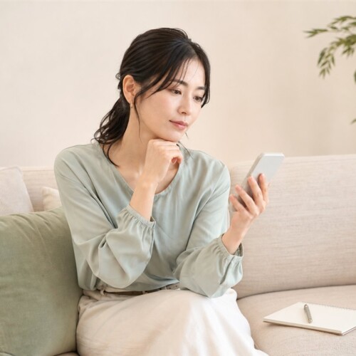 スマートフォンで乱視用カラコンの価格を比較する日本人女性