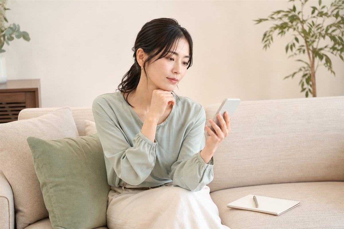スマートフォンで乱視用カラコンの価格を比較する日本人女性