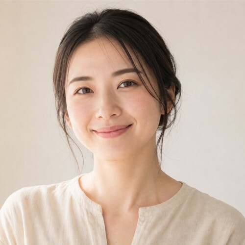 乱視用カラコンについて調べて安心した表情の日本人女性